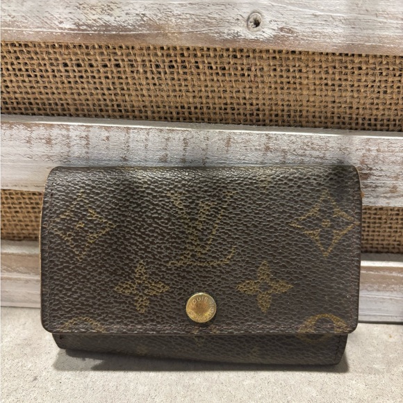 Louis Vuitton Monogram Key Holder - Picture 2 of 15